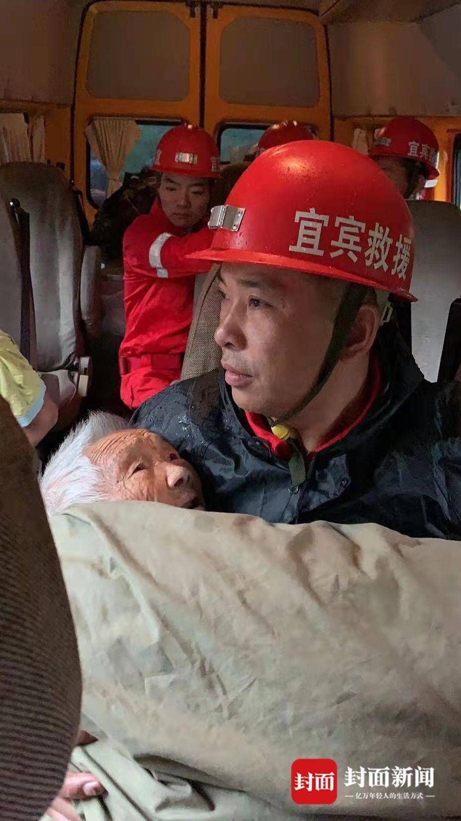 救援人员|6级地震后 他们又背又抱 帮助九旬老人母子脱离险境