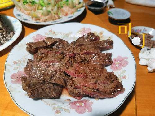 我们去公公婆婆家吃晚饭，老人家做了一桌子的菜，也因为考虑到我们平时爱吃西式的菜