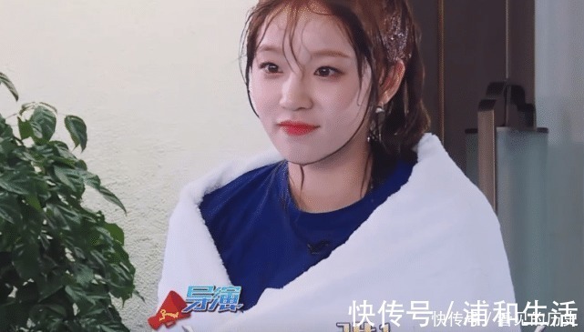 综艺感|李晨在跑男录制中突然“下跪”挡镜头,只为照顾身后的她,太暖心