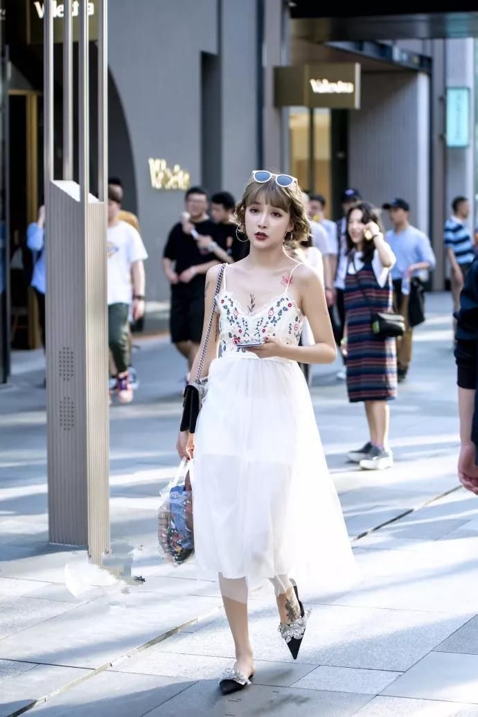 吊带+短裙勾勒出迷人的身材曲线，好身材一览无余