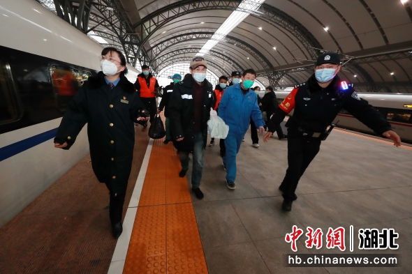 工作人员|湖北武汉：多方携手紧急转运病患