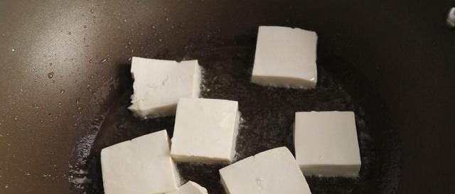 在家想吃铁板豆腐,没有铁板用平底锅做,香辣入味,开胃又下饭