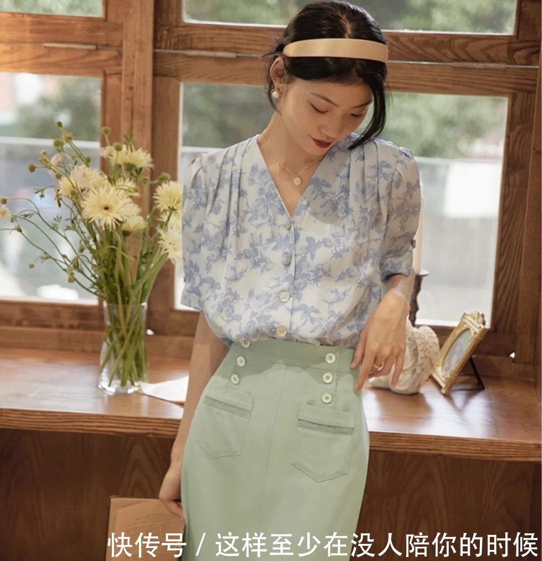 裙装|衬衫和半裙才是“绝配”，搭配简单又亮眼，性价比超高就这样穿