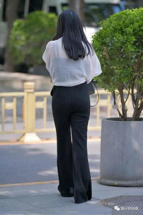 街拍：白色外套＋阔腿黑裤子，休闲又干练，修身效果也不错哦！