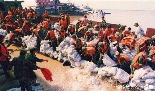 98年特大洪水,7岁女孩抱树9小时获救,22年后她过得怎样了