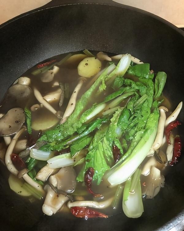 外面的烤鱼好吃，但是又贵，又怕不卫生，今天教你做家庭版烤鱼