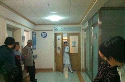 产房|宝妈凌晨生二胎,5岁女儿独自在产房外守候,护士询问后潸然泪下