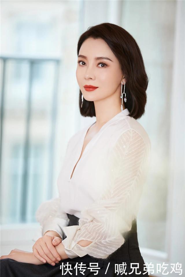 弧度|脸上有这3个“特征”的女人,放弃刘海露出五官会更美!尤其第1个