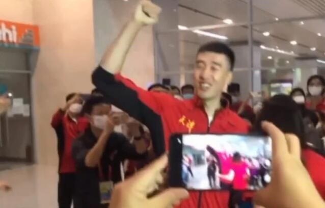 球迷们|浪漫亲吻!李盈莹两大女排队友回天津被求婚,男方激动振臂欢呼