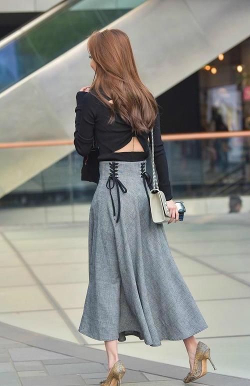 半裙配针织上衣，暖和又精致，是很好的选择