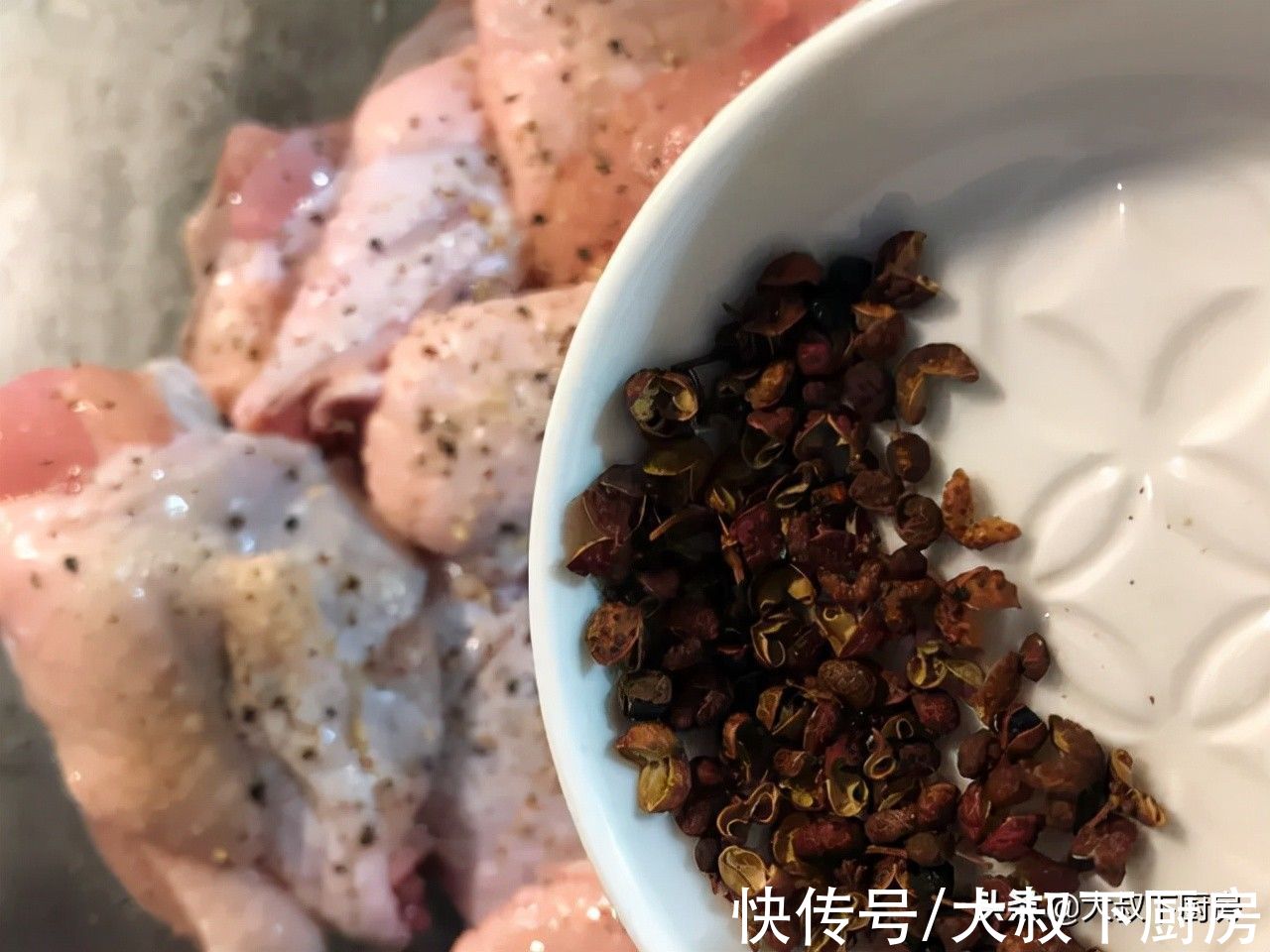 不油炸却超好吃！大叔教你椒盐鸡翅，咸香酥脆，做法也非常简单