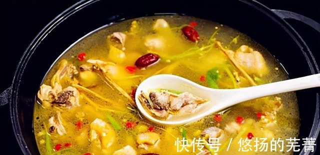 炖鸡汤先焯水就错了，直接下锅炖也不对，掌握这些技巧鸡汤才鲜香！