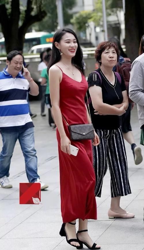 路人街拍一袭红色吊带裙的小姐姐,这身材给力啊