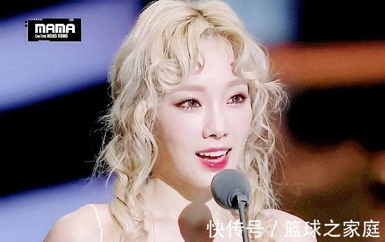 头发 别再披头散发了!这3个发型小技巧显嫩又高级!