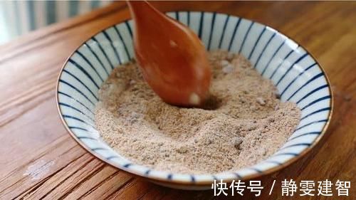 红薯别煮着吃了,加碗面粉烫一烫,不用油炸就酥脆,咬一口还流沙