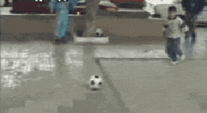 |搞笑GIF:假装什么都没有发生,我只是一个普通的路人甲……