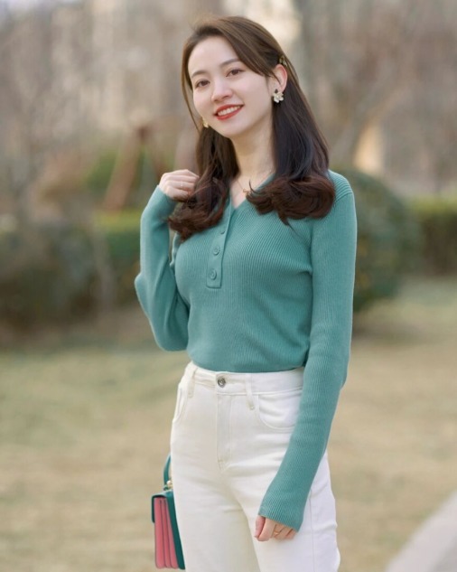 搭配 “针织衫”怎么穿才高级又时髦?看看这些搭配造型,温柔又百搭