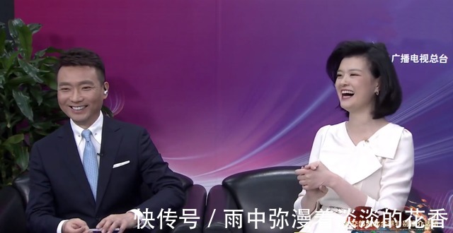 转型|主持人大赛冠军邹韵成功转型，英文主持吸睛，抢走身旁康辉风头