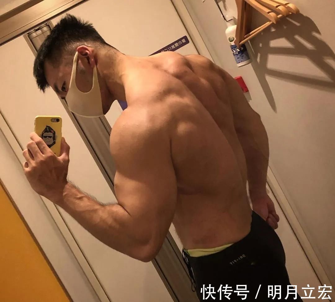 t181cm日本肌肉壮男走红,每天深蹲练出大粗腿,网友不淡定了