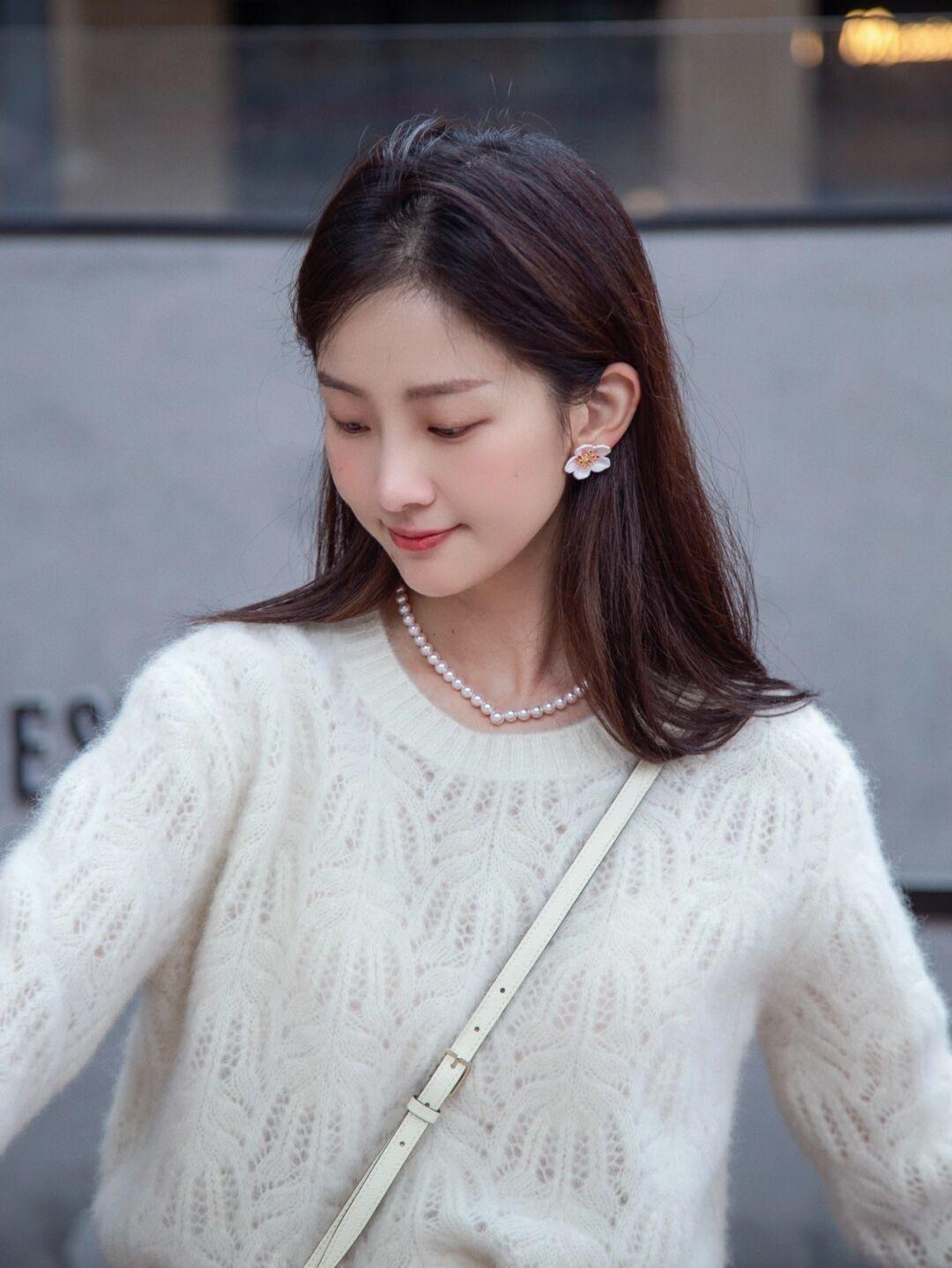 搭配|入春毛衣“买精不买多”,学会这样穿,大家都能变成时髦精