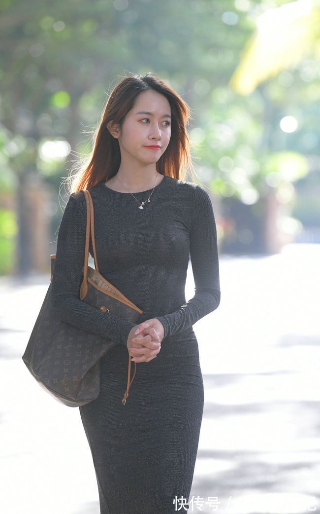 蕾丝|街拍:黑色针织裙给人感觉更显高级,干练利落穿搭风格,时尚又优雅知性