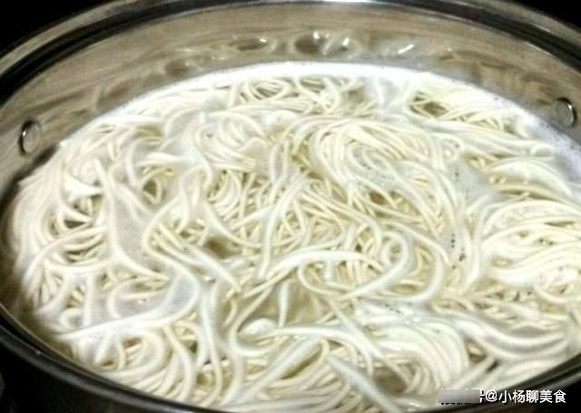 煮面条时,用上两个技巧,面条爽口又筋道,吃一次还想再吃