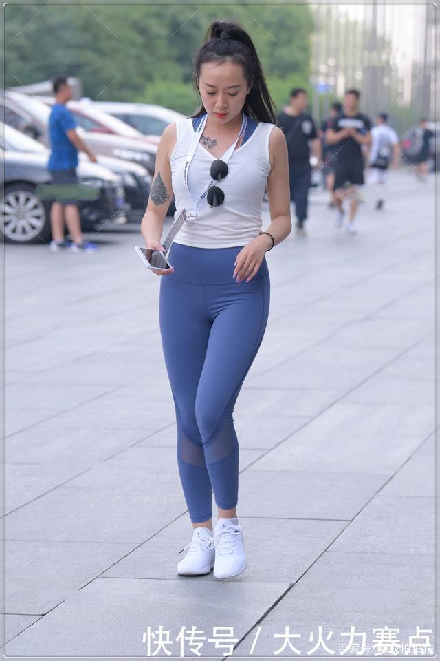薄款无袖上衣搭配瑜伽裤,简单洋气,活力十足