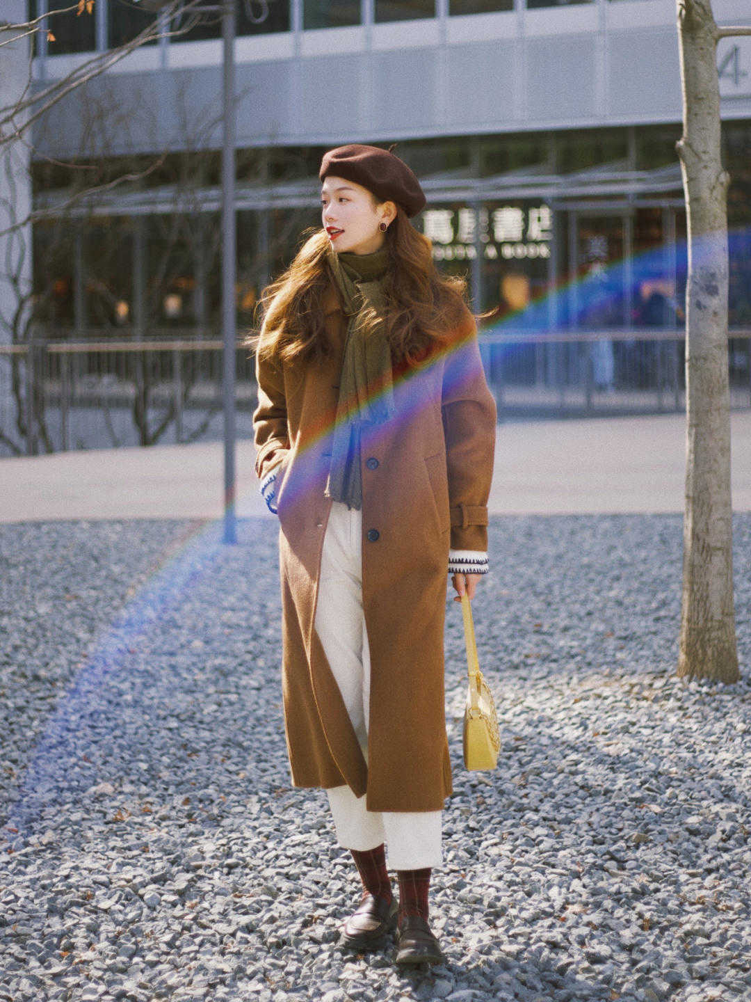 烟管裤|今年秋冬，有种穿法叫“大衣+裤子”火了，上身后没想到那么气质