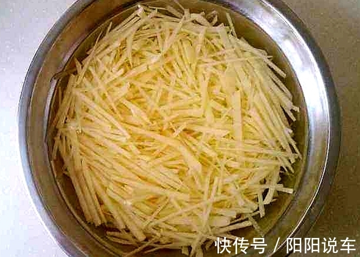 不管家里多有钱，泡完土豆丝的水别倒掉，真的“值钱”，涨知识了