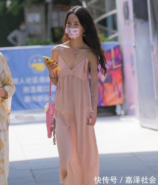 穿搭 性感背心长裙搭配芭比粉挎包,个性亮眼,适合的服装才会更美!