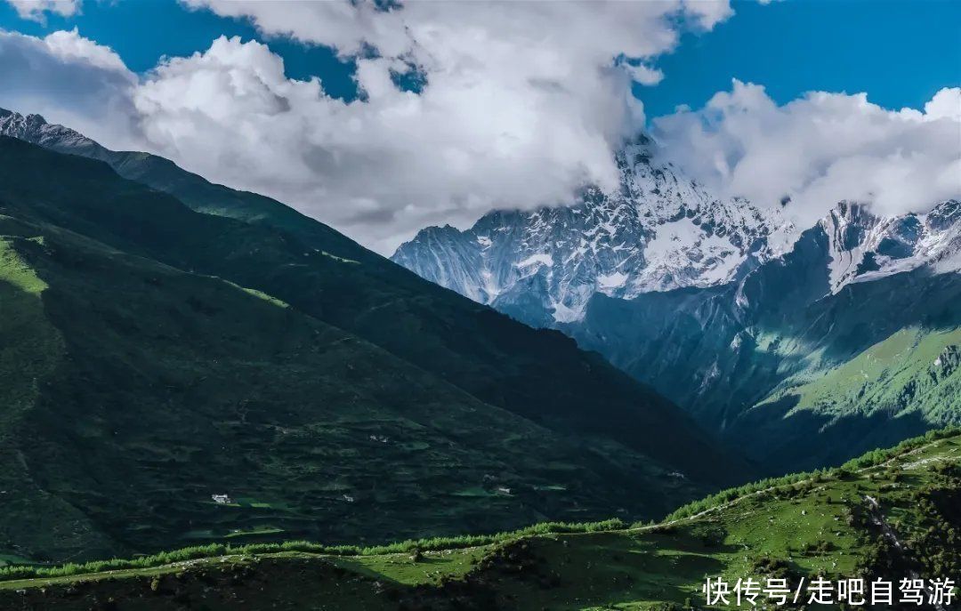 红军长征翻越的第一座雪山，山上云海绝美，有着不输江南的美景