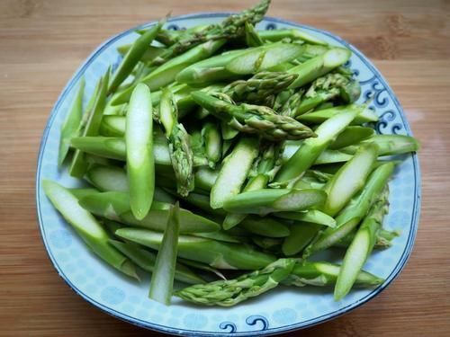 芦笋|遇到这菜赶紧吃，一个月从20元降到8元一斤，燃烧脂肪最在行