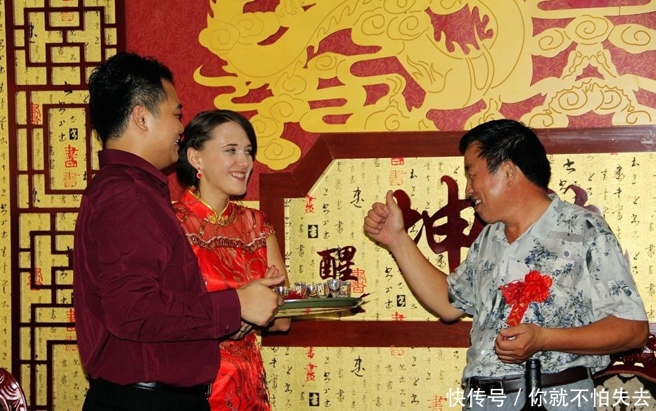 新娘|外国女子嫁到中国,婚礼现场只能用手势和亲戚交流,穿旗袍很漂亮