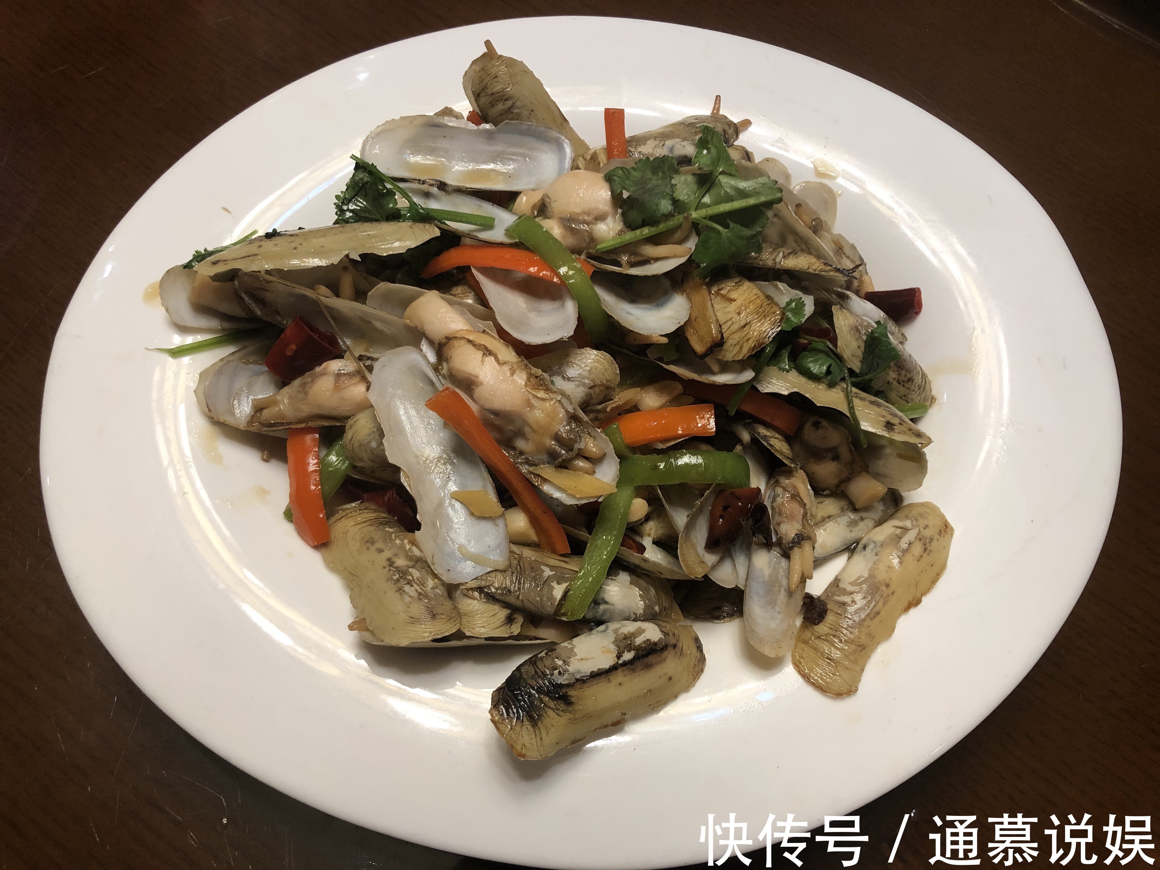 家人聚餐,8个人点了8道菜,花了410元,你看值不值