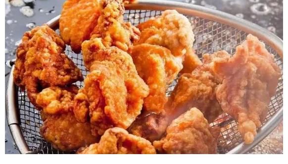 程程|吃一口等同吃6个塑料瓶，父母却天天喂娃吃，儿科医生：愚昧！