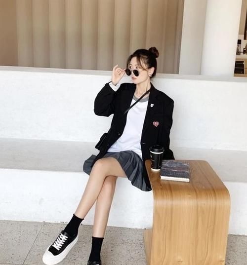 搭配 帆布鞋已经失宠了,今年最火的鞋子是“饼干鞋”,时髦显瘦又显高