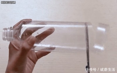 下水道堵了，她随手丢进两块药片，不到1分钟就疏通了