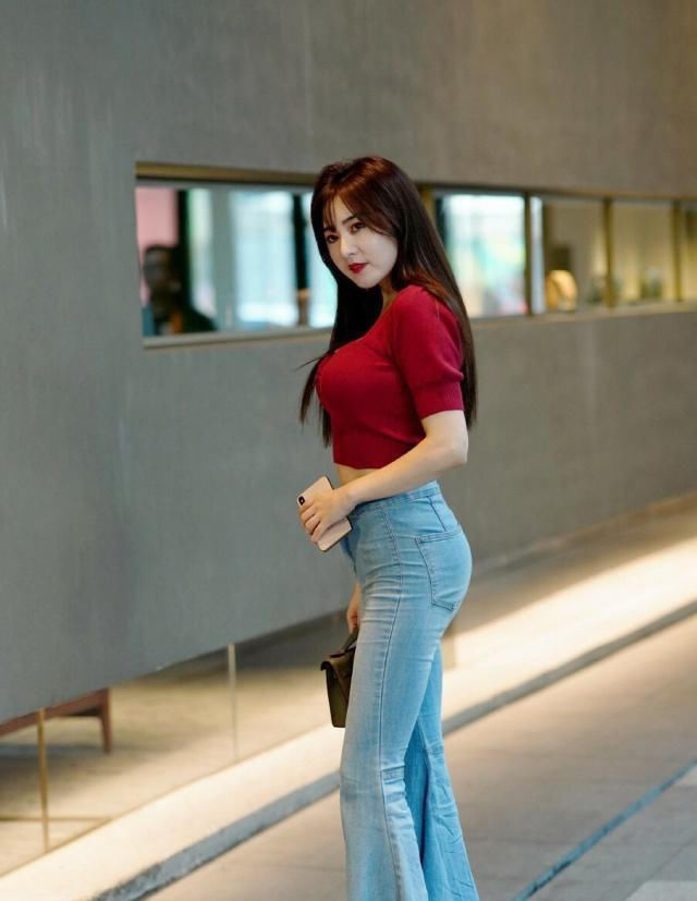 穿牛仔裤魅力动人,尽显气质之美,舒适修身展现经典时尚