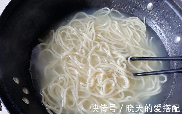 妙招|煮面条时,试试这一妙招,面条爽滑筋道不粘连,汤汁都清香美味