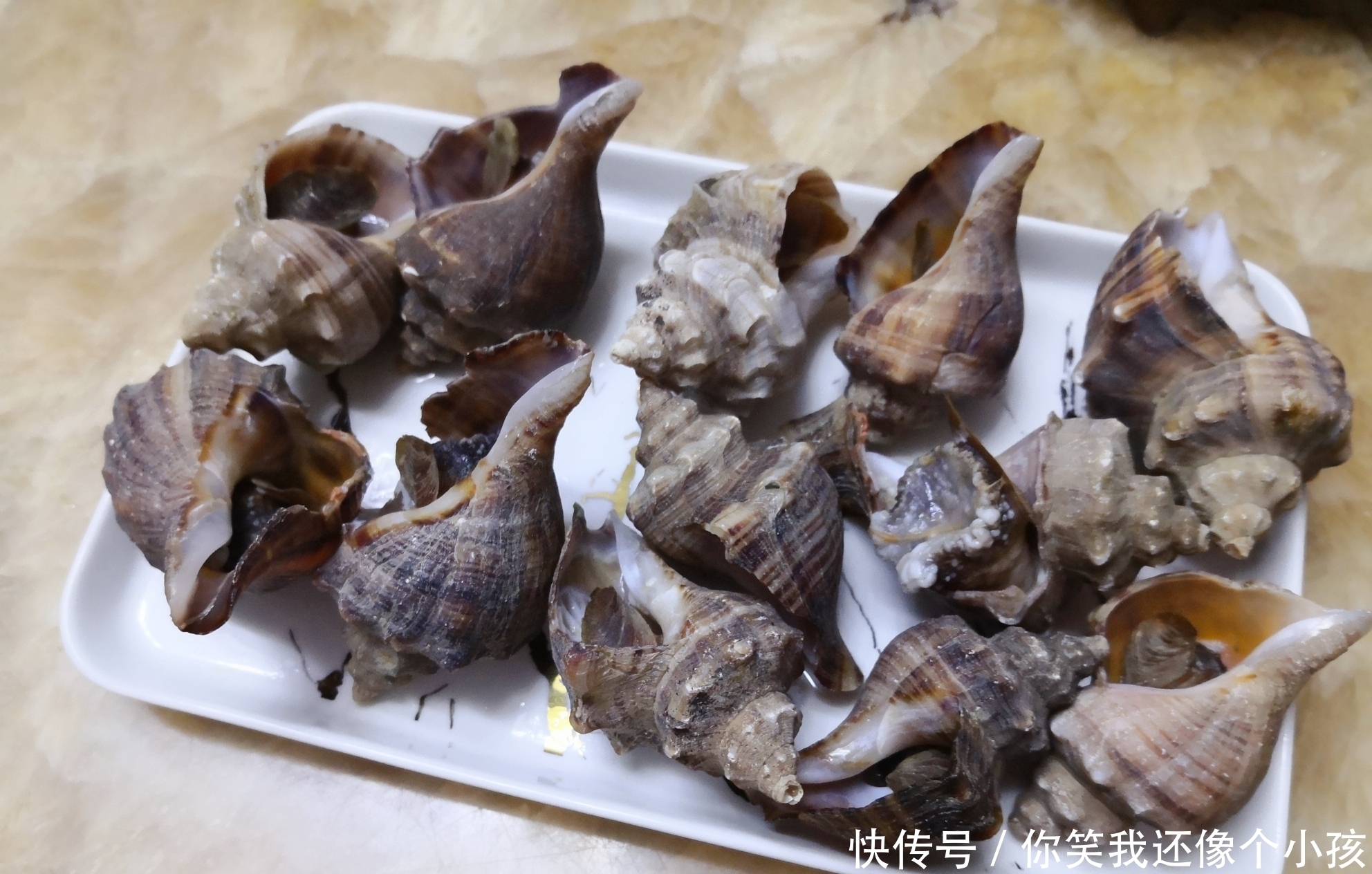 东北普通人家的年夜饭,摆盘虽不精致,味道一流,鱼肉海鲜全都有