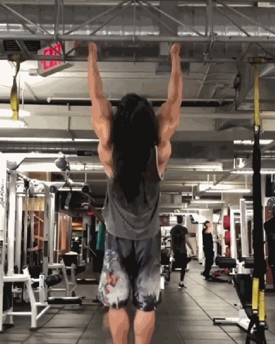 杠铃片|50岁大叔练习1万次引体向上后，背部成了这样