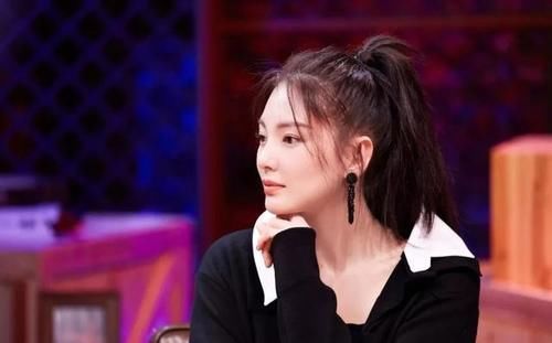 冬天别披着头发，有臃肿感，试试这4款扎发，今年超火