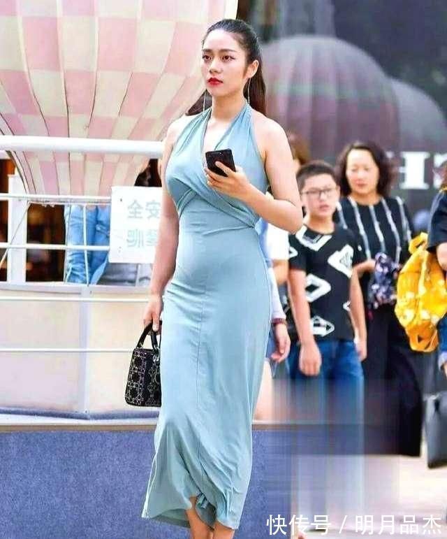 飘逸|浅蓝色飘逸连衣裙,让你时尚出街,展现青春活力