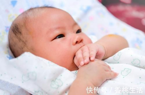 桃子|宝宝总爱“啃手指”,家长需要额外干预吗?需要分析完情况再决定