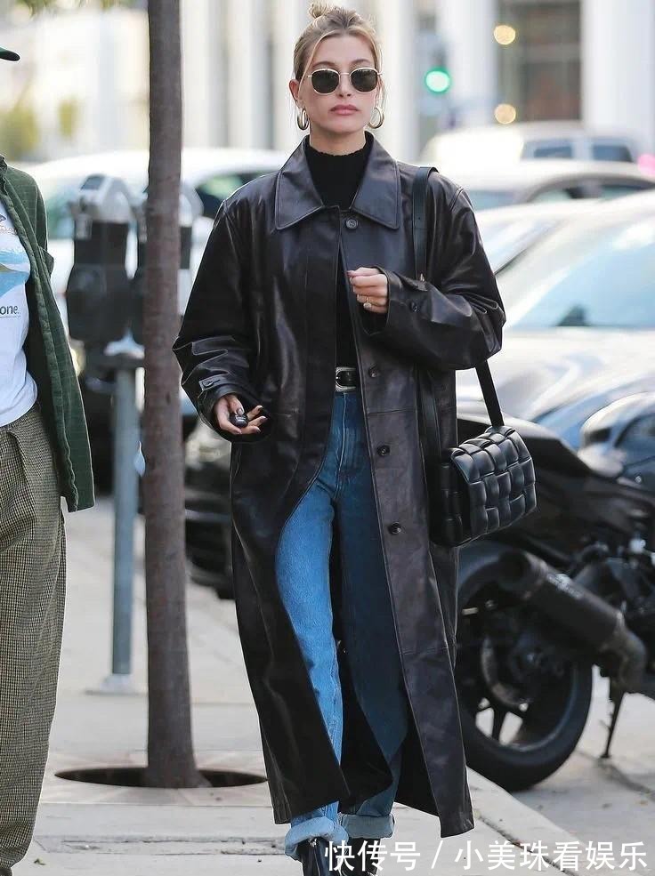 高跟鞋 今秋火了一种穿搭,叫“风衣+烟管裤”,时髦显瘦,谁穿谁美