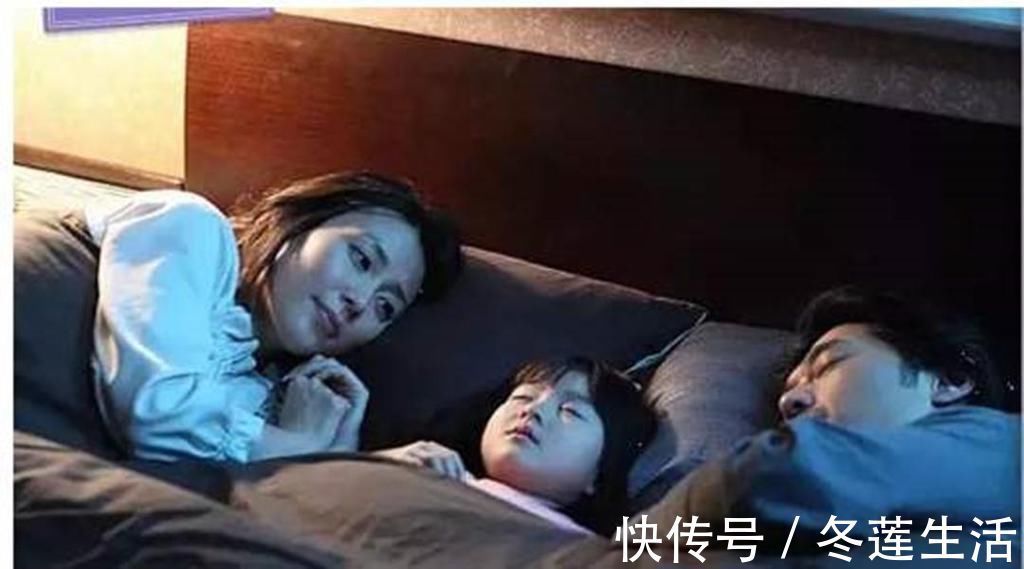 睡眠质量|爸妈恩爱相拥而眠,独留俩娃抱团取暖,生动诠释:孩子只是意外