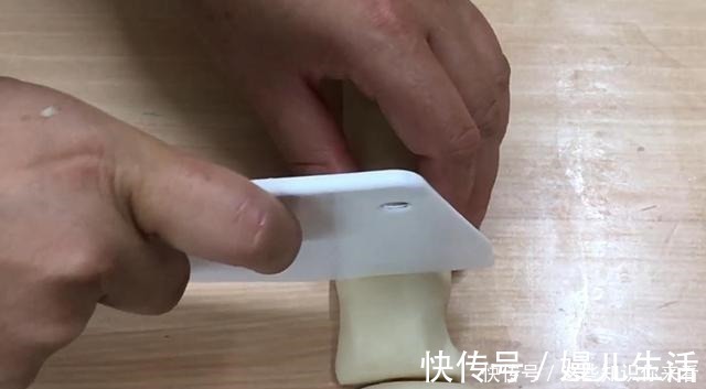 玉米油|教你做绿豆糕，甜而不腻，酥香掉渣，孩子爱吃，简单一次就成功