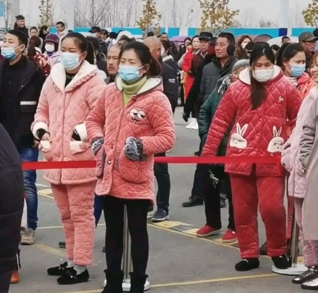 日本|中国接娃像“睡衣大会”，日本妈妈堪比选美，孩子长大差别明显