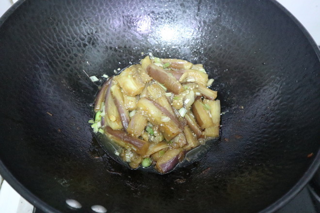 大厨教你做茄子，简单无油烟，就算不吃肉也要吃它，超过瘾！