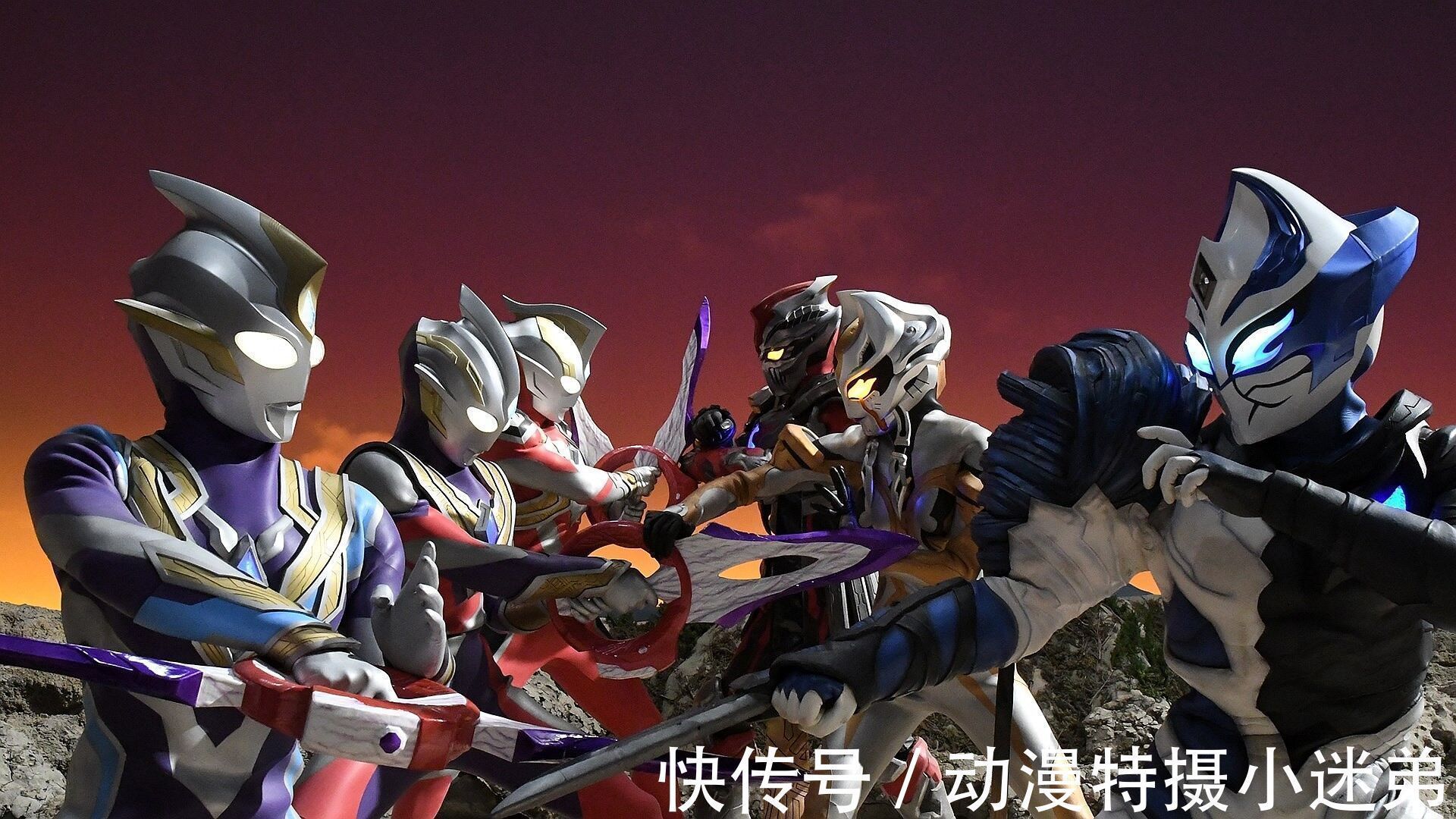 微笑超人|特利迦奥特曼灭灯,微笑超人也躺在草地上,扳机被虐得好惨